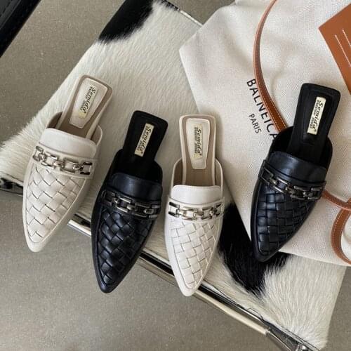 Women Slippers High Quality Metal Chain Deocrated Pointed Toe Studded Flat Slippers Slip On Mules Ladies Outside Casual Slides