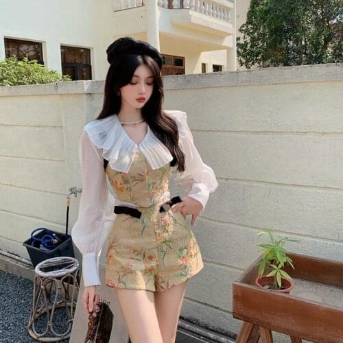 Fashion Three-piece Womens Pleated V-neck Bottoming Shirt + Retro Floral Sling Outer Vest + Small Fragrance Shorts Suit