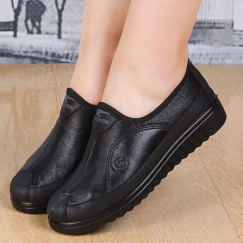 2019 Moccasins Loafers Soft Slip on Women Flats Female Shoes Loafers Mother Casual Shoes Fashion Woman PU Leather Shoes 35-42