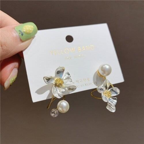 2020 Korean new design fashion personality irregular three-dimensional alloy flower earrings elegant pearl female earrings