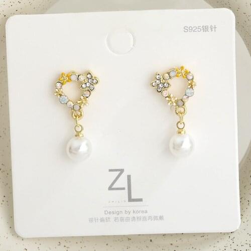 Punk Girl Earrings 2020 Fashion New Earrings Personality Wild Petals Pearls Small Fresh Flowers Crystal Earrings Cute Earrings