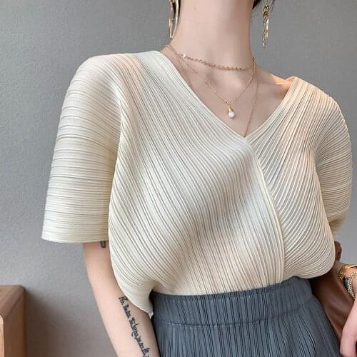 Pleated top womens summer 2021 high-end temperament v-neck loose design niche chiffon short-sleeved shirt clothes women