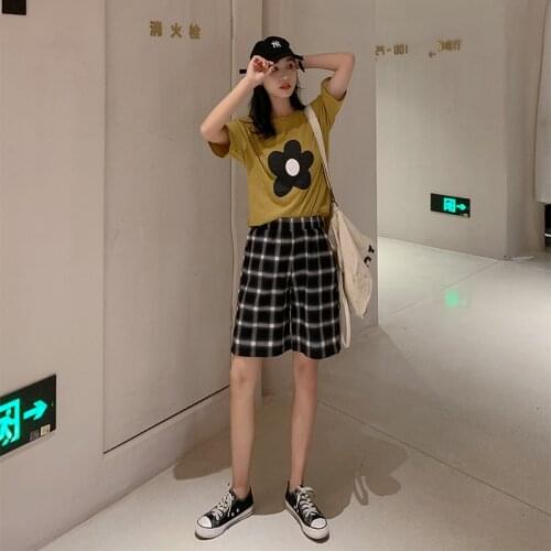 2021 New Summer Fashionable Casual White Black Plaid Middle Pants High Waist Loose Straight Shorts for Woman Casual Shorts