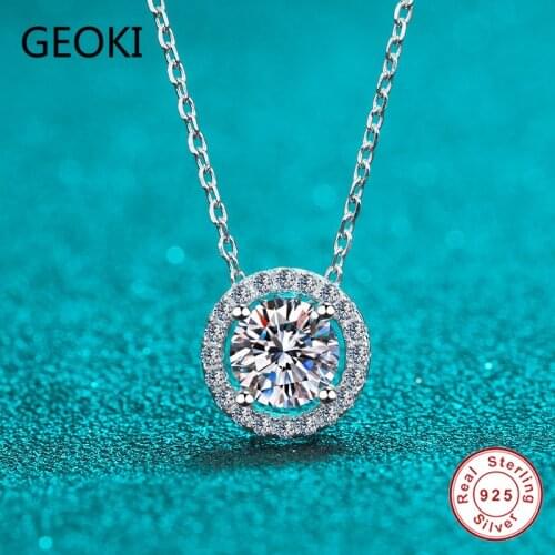 Geoki Passed Diamond Test 0.5-2 CT Round Perfect Cut Moissanite Pendant Necklace 925 Sterling Silver Wedding Chain Love Jewelry