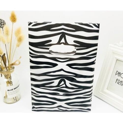 50pcs Black And White Striped Plastic Gift Bag 20x30cm Small Boutique Shopping Clothes Bag Plastic Gift Bag With Handle