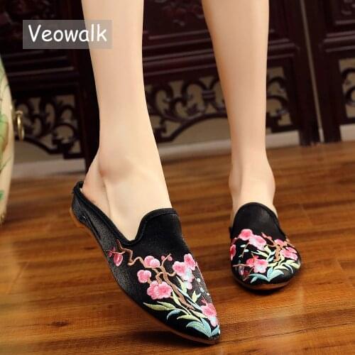 Veowalk Chinese Embroidered Women Silk Cotton Close Pointed Toe Mules Slippers Summer Autumn Vintage Ladies Slip on Flat Shoes
