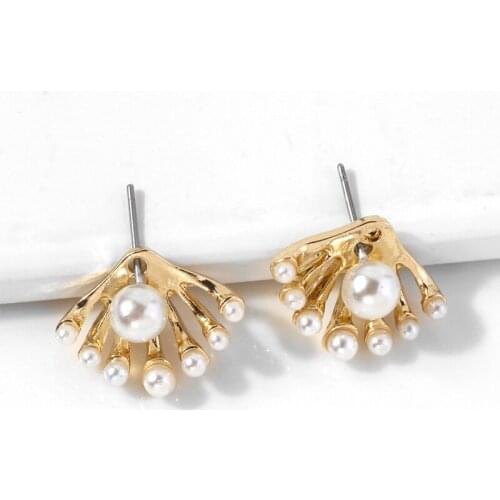 Fashion Irregular Geometric Pearl Stud Earrings Creative Hand Shape Gold Metal Earrings Accessories Charming Womens Jewelry