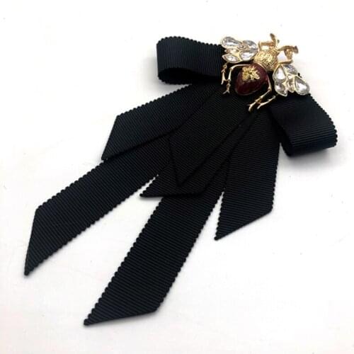 Vintage ribbon bow tie bee bow tie bow tie crystal brooch is simple and easy to wear