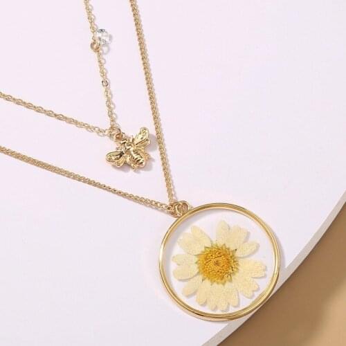 Dry Chrysanthemum Bee Pendant Multilayer Resin Alloy Necklace Creative Fashion Women Long Chain Exquisite Choker Summer Jewelry