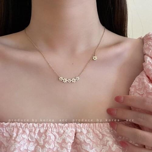 2021 Korean Fashion Little Daisy Necklace Titanium Steel Necklace Short Six Small Chrysanthemum Necklace Womens Necklace