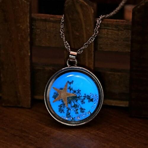 Fashion Glass Dry Flower Starfish Luminous Pendant Necklace Polychromatic Plant Specimen Charm Glow in the Dark Necklace Jewelry