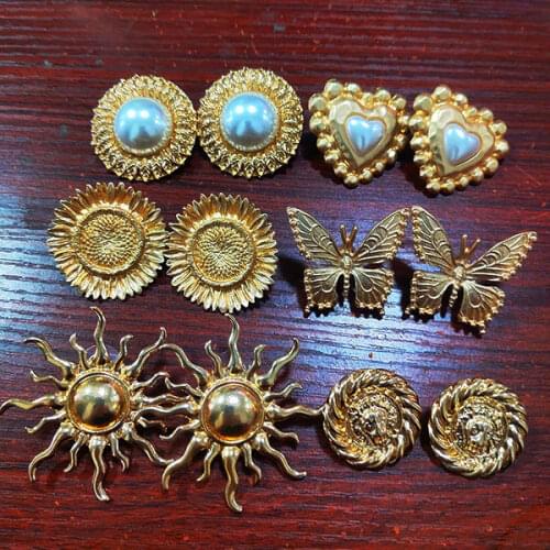 2020 Top Fashion Aros Earrings Hepburn Wind After Antique Carved Joker Elegant Sun Metal Earrings Love Vintage Import Jewelry