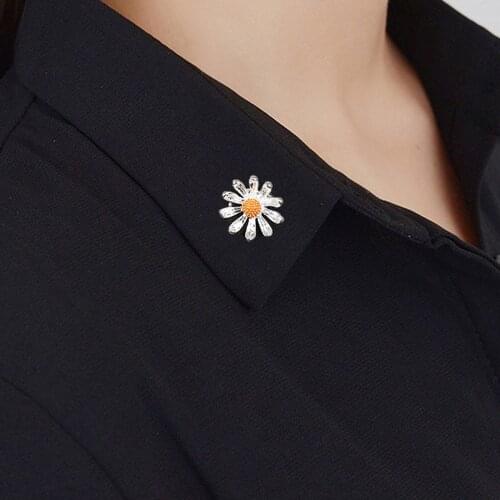 Elegant Vintage Metal Plant Daisy Flowers Brooches Pin for Women Girl Suit Scarf Clip Collar Accessories Cute Jewelry Gifts