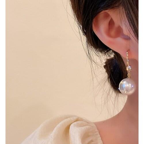 European and American fashion jewelry with new personality trendy pearl rhinestone ear hook temperament earrings for women