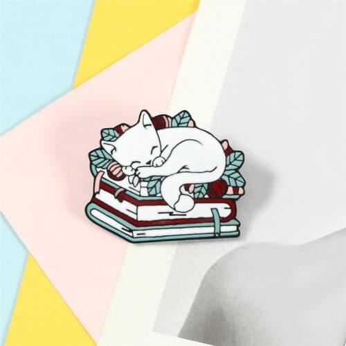 New Arrival Enamel Pin Cat Reading Brooch Bag Clothes Lapel Pins Badge Funny White Sleeping Kitten Cartoon Jewelry Gift for Kids
