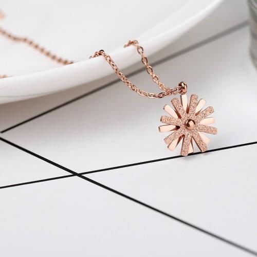 Frosted Sunflower Gear Stainless Steel Necklace Womens Jewelry Personalized Necklace Non-Fading Rose Gold Necklace Wholesale