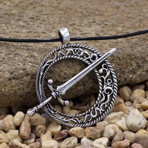 Dark Souls 3 Blade of the Dark Moon Pendant Covenant Dark Souls 3 Sword Pendant Necklace Leather Rope Game Steampunk Jewelry