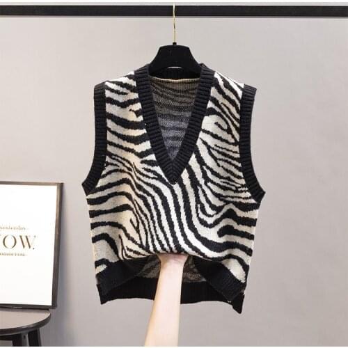 2021 Woman V-Neck Knitted Vest Female New Fashion Pattern Sleeveless Sweaters ladies Waistcoat for Outwear Spring Autumn H1084