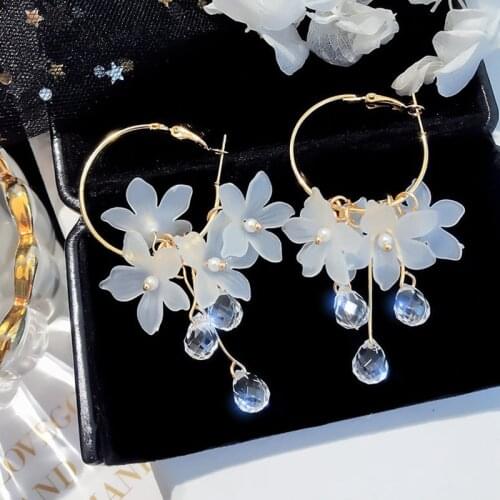 Korean Fashion Resin White Flower Drop Earrings for Women Fashion Elegant Bohemia Sweet Floral Hanging Earrings Oorbellen Gift