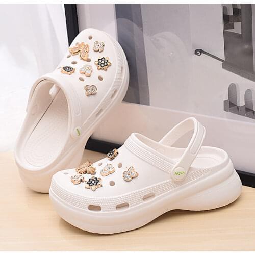 New Women Slippers With jewelry and charm Platform Clogs Outdoor Garden Shoes Female Pool Sandals Flip Flops Mules Beach Slipper