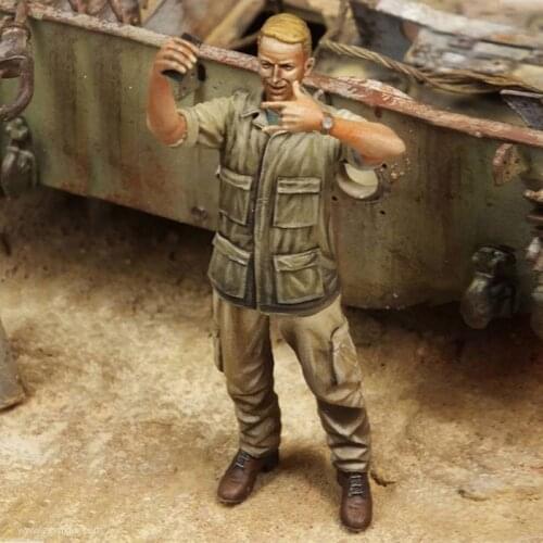 Resin Figure 1/35 modern man stand and take photo (NO TANK ) Model Unassambled Unpainted Figure Building Kit