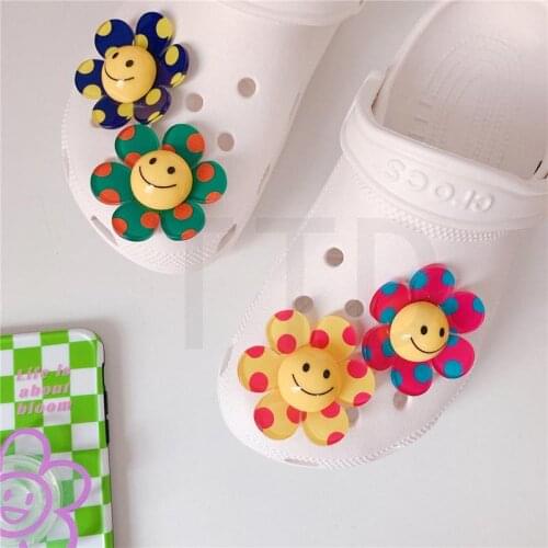 Fashion Quality Charms for Crocs DIY Lovely Wave Point Smiley Flower Croc Charms Designer All-match Garden Shoe Buckle for Girls