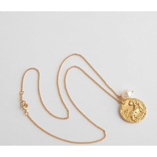 Small crowd light luxury natural baroque pearl vintage lion embossed gold round brand necklace collar chain