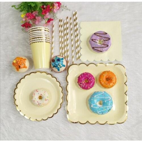 Wholeseller Party Supplies Disposable Solid Color Paper Flatware With Paper Cups Party Plates Cocktail Napkins Straws 69Pcs