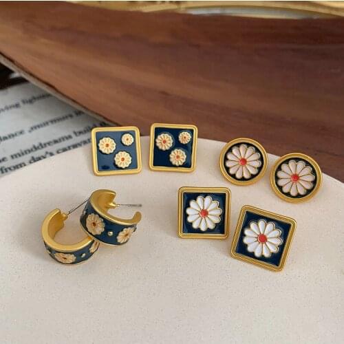 Retro Daisy Print Geometric Stud Earrings for Women Girls Gold Color Alloy Square Round C Shape Statement Earrings Party Jewelry