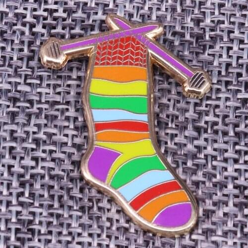 Knitting needles brooch