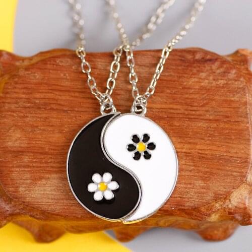 New Pair Of Good Friend Tai Chi Necklace Black And White Daisy Inlaid Pisces Pendant Couple Clavicle Chain Chokers Jewelry Gifts
