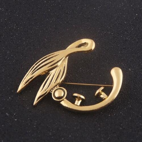 Japan Moving Violet Evergarden Brooch High-End Gold Fishtail Clothing Accessories Men And Women Fashion Jewelry Gifts
