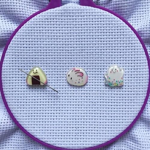 Stitching assistant cartoon needle minder to keep track of your needle