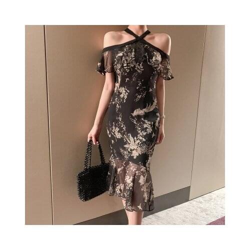 The new summer 2020 dress is sexy, with an open-shouldered neck and a floral print trim fishtail dress