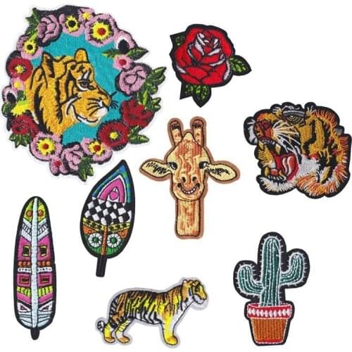1PCS Animal Cartoon Wreath tiger giraffe Creative silhouette feather Desert cactus Patches wholesale badges Clothing accessories