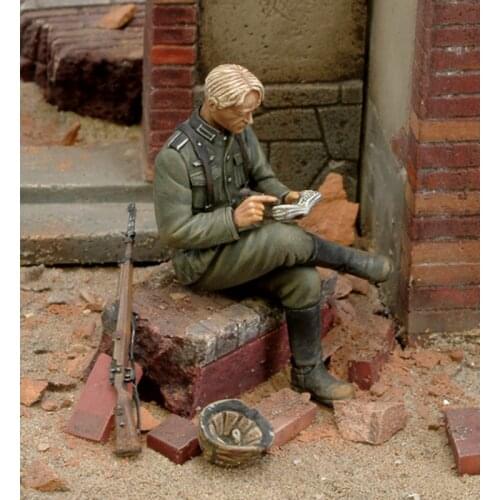 1/35 Resin Figure model kits WW2 Soldier resting Unassembled and unpainted 752