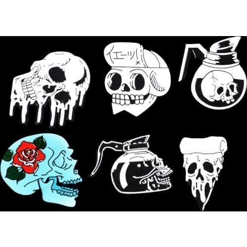 1PCS Creative personality Gothic Black and White Skull Brooch Rose Bone Pizza Skeleton Teapot Skulll Pin Badge Coat accessories