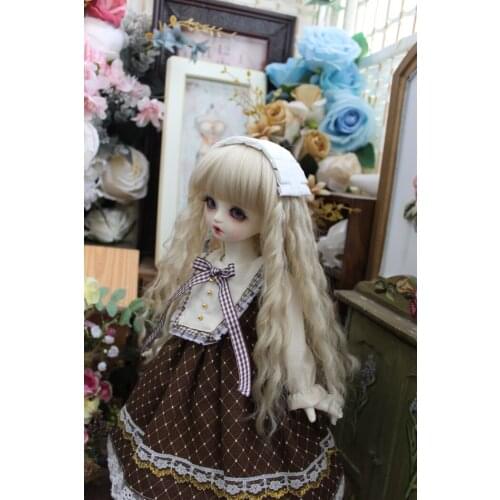 BJD doll dress is suitable for 1/31/41/6MSD and Blythes retro decorated dress with square bow and simple white hair accessories
