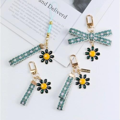 Retro Cute Sweet Fabric Green Flower Keychain Women Trinket Key Ring Car Bag Pendent Charms Ornament Girlfriend Jewelry Gift
