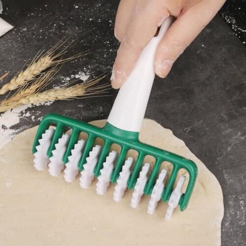 Multifunction Kitchen Noodle Cutter Tool Roller Dockers Dough Cutter Plastic Noodle Knife Pasta Instant Noodle Noodle Machine