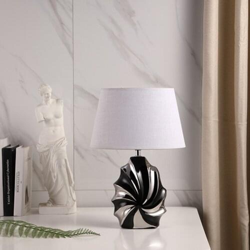 Black Modern Ceramic Table Lamp Beside Lamp For Living Room And Study Simple Bedroom Desk Lamp Model Room Photography Decoration