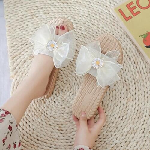 Sandals and slippers womens summer wear 2020 new fashion all-match small daisy slippers women flat-bottomed seasonal sandals