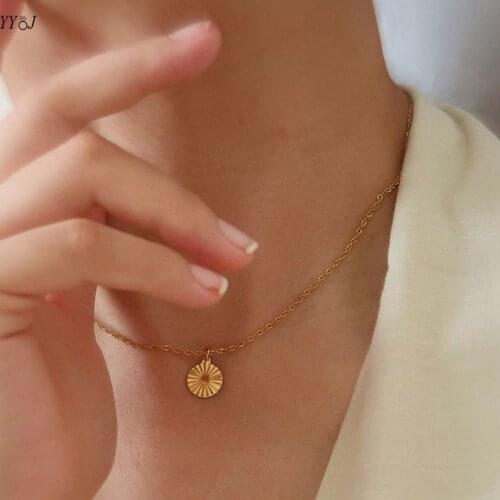 Sunshine ray round disc pendant necklace for women stainless steel gold clavicle dainty necklace summer minimalist jewelry 2021