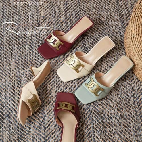2021 Summer New Stiletto Slippers Metal Decoration Solid Color Fashion Womens Sandals Temperament Womens Shoes Home All-match
