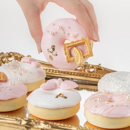 Donut simulation food shooting props gold powder wedding wedding fake cake bread toy model window decoration