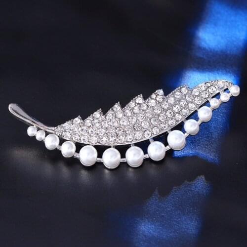 Classic leaf Shape Crystal Rhinestones and Pearl Big Daisy Leaves flower Animals Brooches for Women Coat or Wedding Bouquets