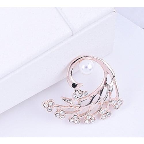 Fashion brooch New simulated pearl Peacock brooches for women pins rhinestone animal lapel pin corsage Wholesale