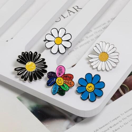 Mix Styles Cute Badge Flower Enamel Daisy Trendy Brooch Flower Pins Women Korea Lovely Butterfly Sunflower Bag Hat Pins Gift