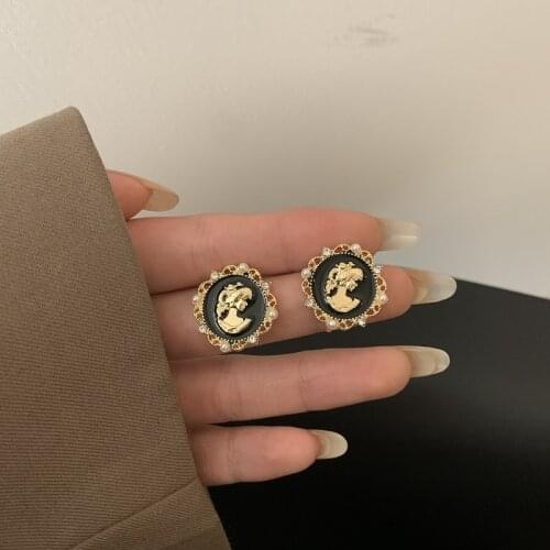 Vintage Baroque Palace Metal Frame Oil Painting Portrait Queen Head Geometric Round Pearl Stud Earrings for Women Girl