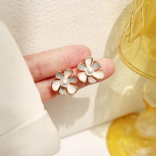 Small Alloy Daisy Flower Clip Earrings Cute Simple Pearl Flower Shaped Clip on Earrings No Piercing for Women Girls Female